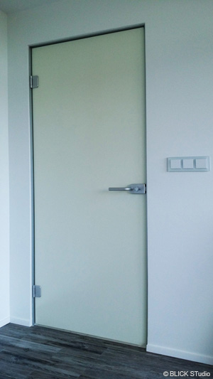 Белая стеклянная дверь с алюминиевой коробкой